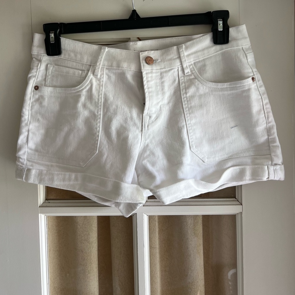 size 6, white jean shorts, never been worn & great condition